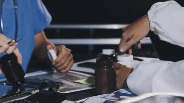 Hasta için dijital tablet kullanan tıbbi doktoru kapat