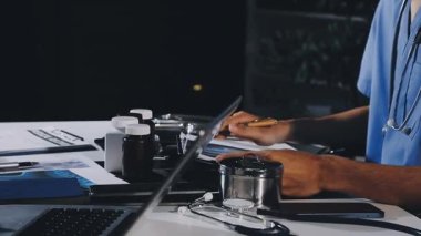 Hastane ofisinde tablet bilgisayar kullanan bir doktoru kapat.