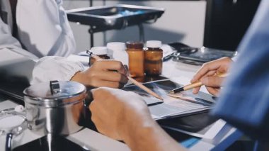 Güzellik salonundaki profesyonel kadın ellerini manikür aletleriyle kapatın.