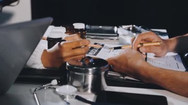 Yakın çekim. Erkek sanatçı dövme makinesiyle çalışıyor.