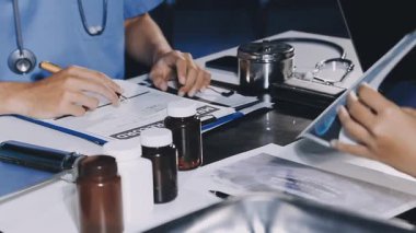 Tıp doktoru hastasının ofisinde şırınga tutuyor.