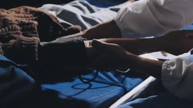 Hasta ve doktor hastane koğuşunda el ele