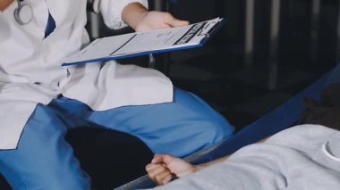 Genç doktor panoya yazı yazıyor.