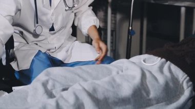 Steteskopla hastayı muayene eden doktor.