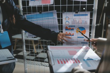 Görüşme odasında iş arkadaşıyla birlikte çalışan Asyalı iş kadını.