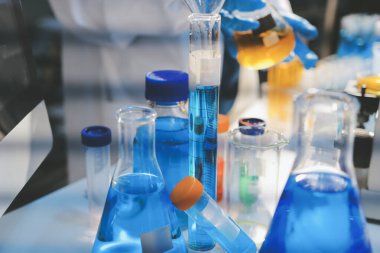 Klinik laboratuvarında çalışan araştırmacılar.