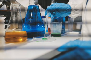 Klinik laboratuvarında çalışan araştırmacılar.