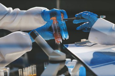 Klinik laboratuvarında çalışan araştırmacılar.