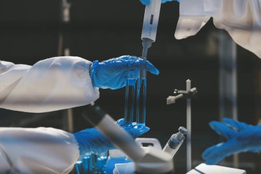 Klinik laboratuvarında çalışan araştırmacılar.