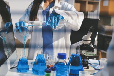 Klinik laboratuvarında çalışan araştırmacılar.