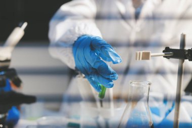 Klinik laboratuvarında çalışan araştırmacılar.