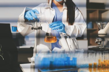 Klinik laboratuvarında çalışan araştırmacılar.