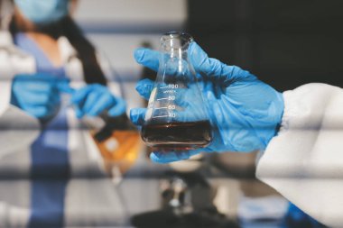 Klinik laboratuvarında çalışan araştırmacılar.