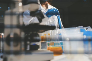 Klinik laboratuvarında çalışan araştırmacılar.