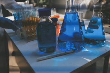 Klinik laboratuvarında çalışan araştırmacılar.