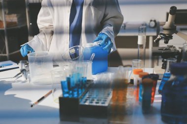 Klinik laboratuvarında çalışan araştırmacılar.