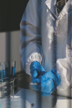 Klinik laboratuvarında çalışan araştırmacılar.