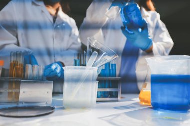 Klinik laboratuvarında çalışan araştırmacılar.