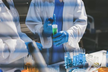 Klinik laboratuvarında çalışan araştırmacılar.