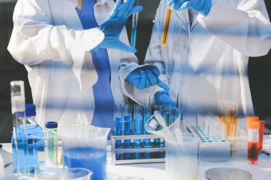 Klinik laboratuvarında çalışan araştırmacılar.