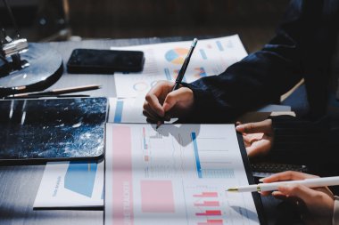 Görüşme odasında iş arkadaşıyla birlikte çalışan Asyalı iş kadını.