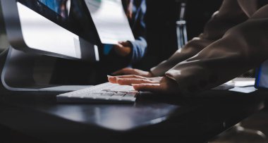 Görüşme odasında iş arkadaşıyla birlikte çalışan Asyalı iş kadını.