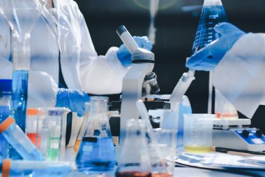 Klinik laboratuvarında çalışan araştırmacılar.