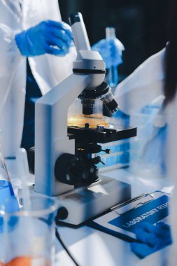 Klinik laboratuvarında çalışan araştırmacılar.