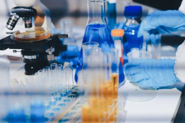 Klinik laboratuvarında çalışan araştırmacılar.