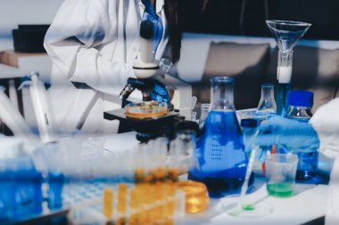 Klinik laboratuvarında çalışan araştırmacılar.