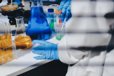 Klinik laboratuvarında çalışan araştırmacılar.