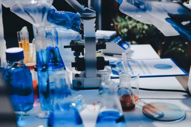 Klinik laboratuvarında çalışan araştırmacılar.