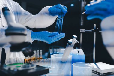 Klinik laboratuvarında çalışan araştırmacılar.