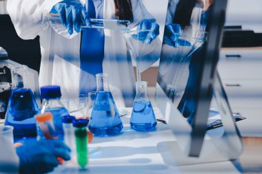 Klinik laboratuvarında çalışan araştırmacılar.