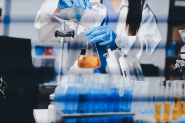 Klinik laboratuvarında çalışan araştırmacılar.