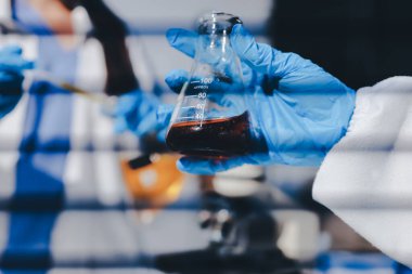 Klinik laboratuvarında çalışan araştırmacılar.