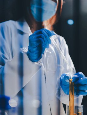 Klinik laboratuvarında çalışan araştırmacılar.