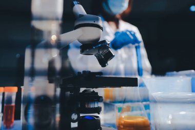 Klinik laboratuvarında çalışan araştırmacılar.