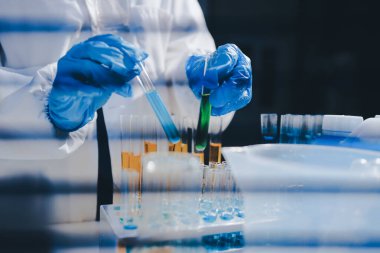 Klinik laboratuvarında çalışan araştırmacılar.