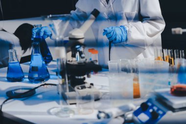 Klinik laboratuvarında çalışan araştırmacılar.