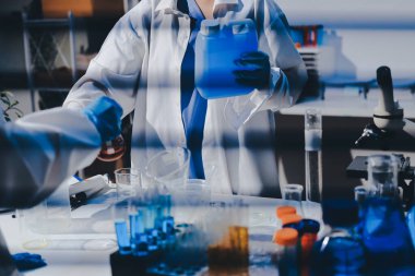 Klinik laboratuvarında çalışan araştırmacılar.