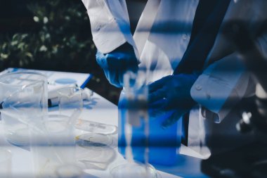 Klinik laboratuvarında çalışan araştırmacılar.