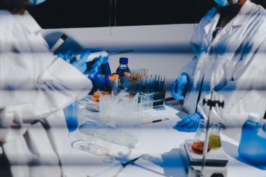 Klinik laboratuvarında çalışan araştırmacılar.