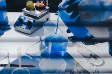 Klinik laboratuvarında çalışan araştırmacılar.