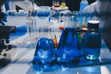 Klinik laboratuvarında çalışan araştırmacılar.