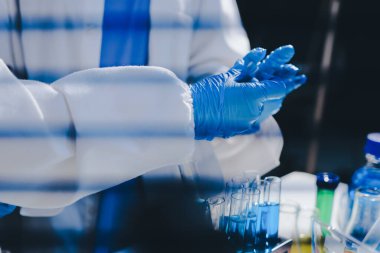 Klinik laboratuvarında çalışan araştırmacılar.