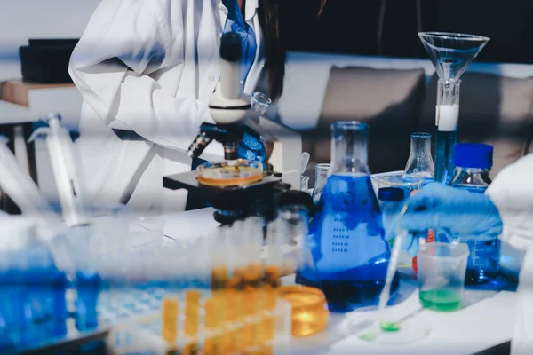 Klinik laboratuvarında çalışan araştırmacılar.