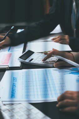 Görüşme odasında iş arkadaşıyla birlikte çalışan Asyalı iş kadını.