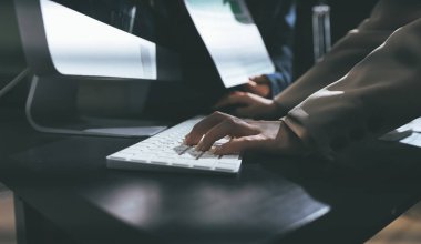 Görüşme odasında iş arkadaşıyla birlikte çalışan Asyalı iş kadını.