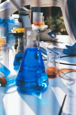 Klinik laboratuvarında çalışan araştırmacılar.